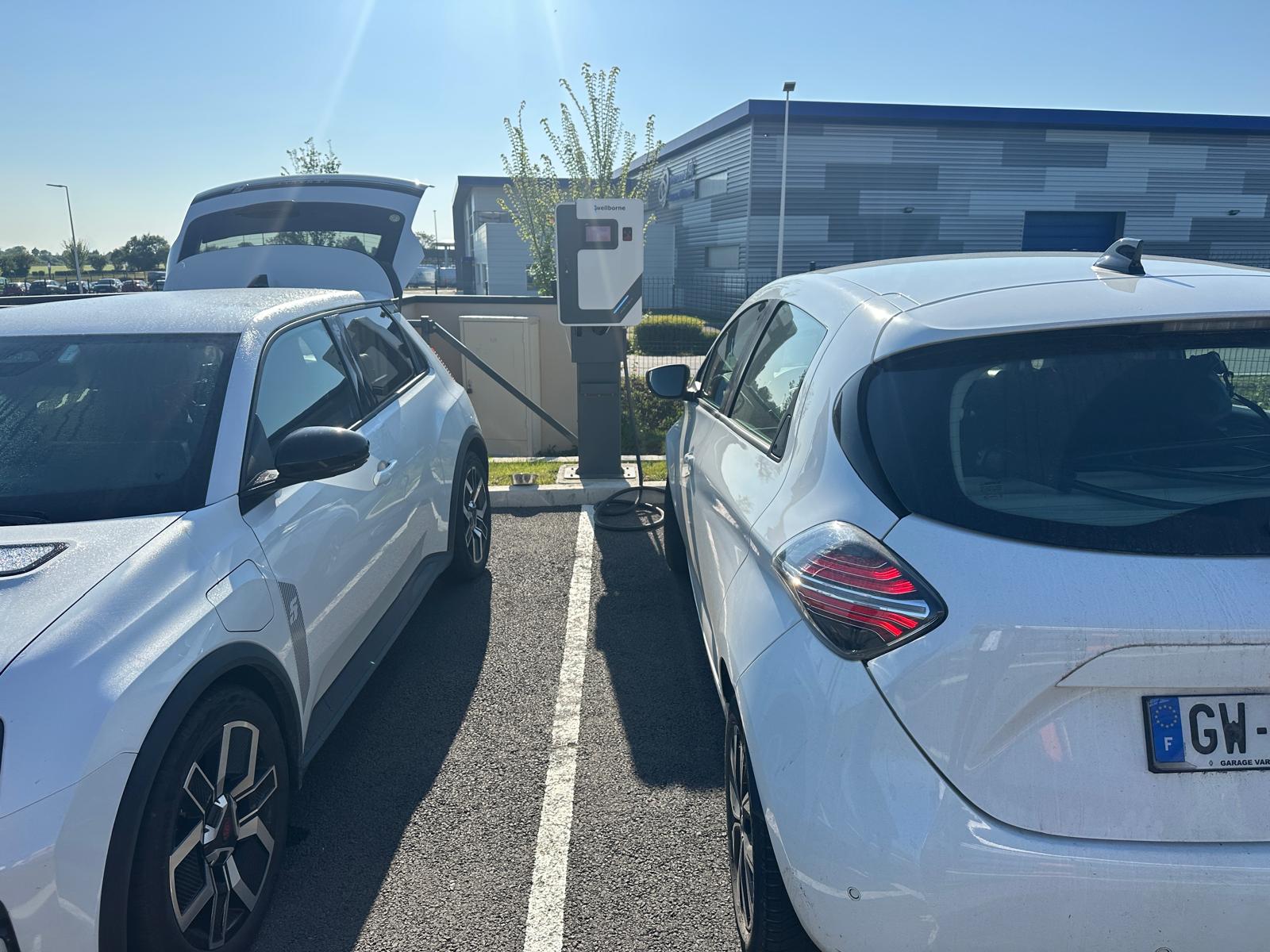 Deux véhicules électriques en recharge