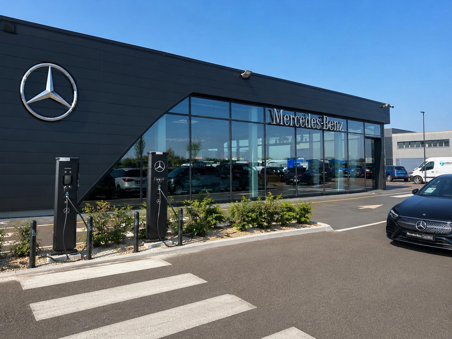 Bornes électriques devant une concession Mercedes-Benz